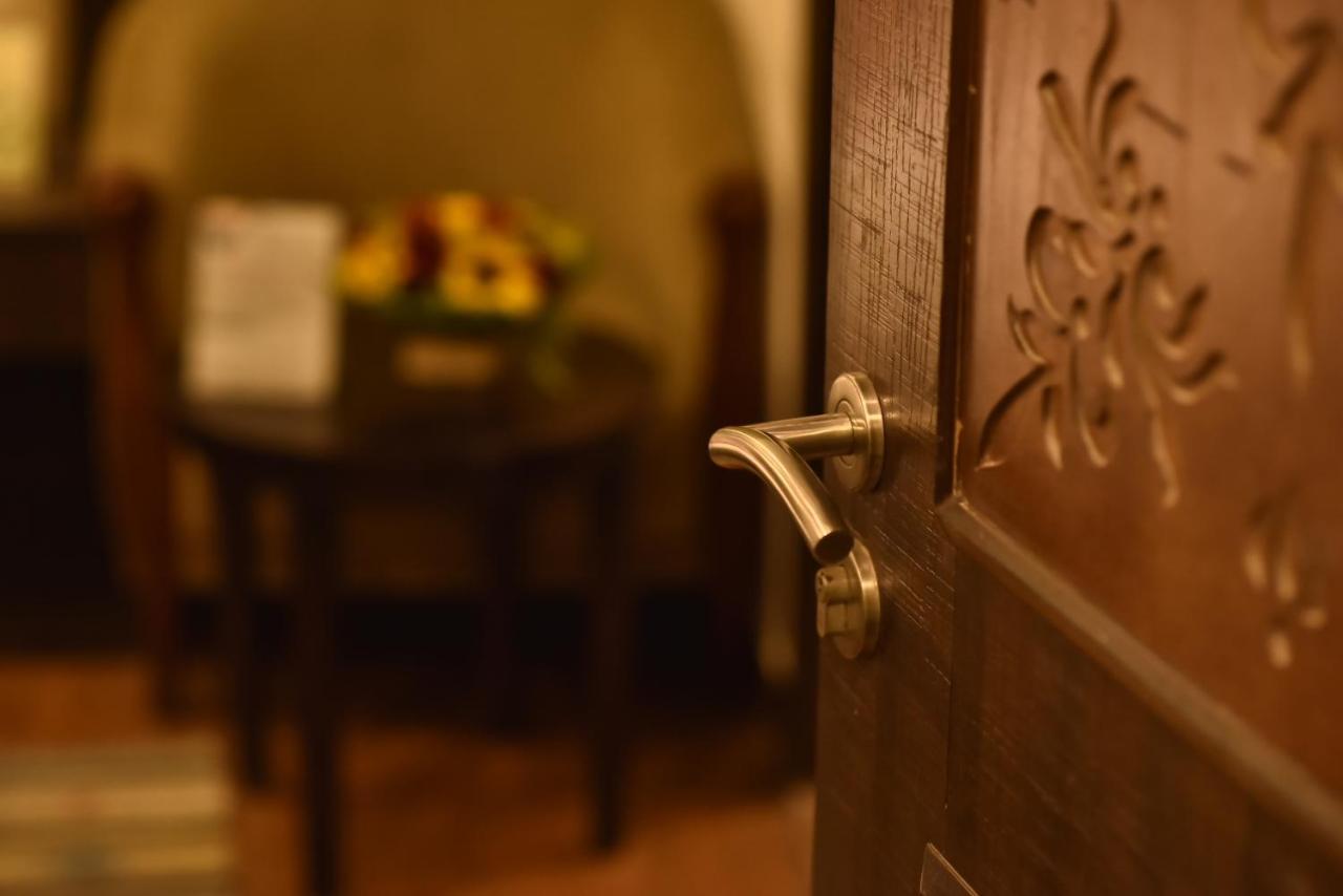 Casa Broadway-A Boutique Hotel โกลกาตา ภายนอก รูปภาพ